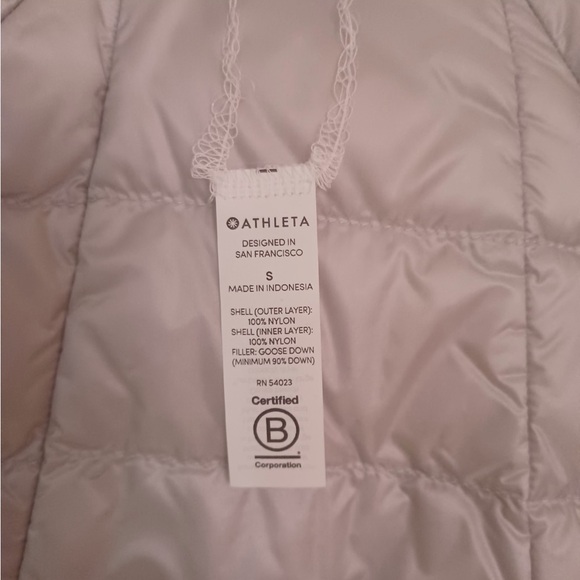 Brand New Reversible Athleta Dark Blue/ Beige Puffer Jacket - Woman’s - Picture 5 of 6